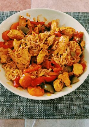 Una foto de Noodles de pollo con verduras