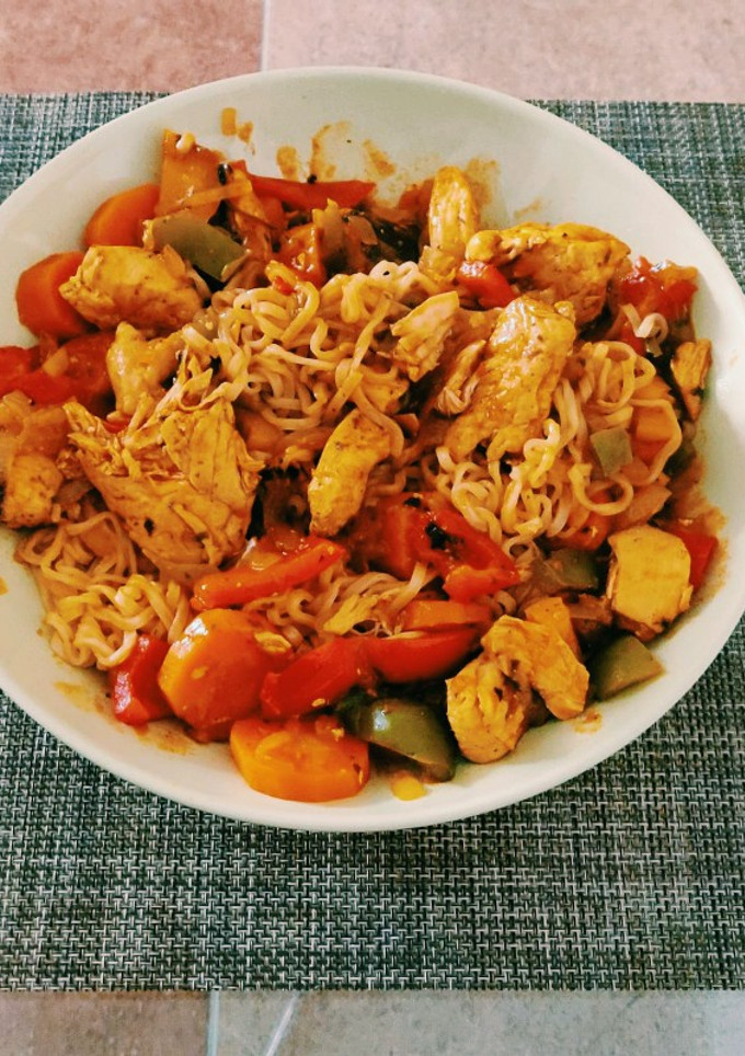 Una foto de Noodles de pollo con verduras