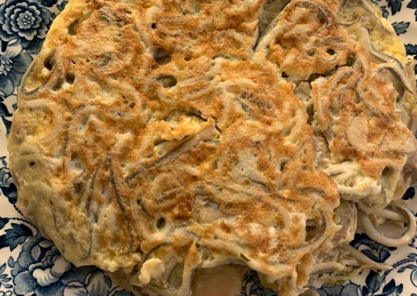 Tortilla de gulas y champiñones
