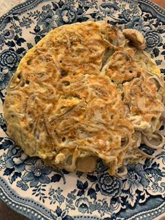 Una foto de Tortilla de gulas y champiñones