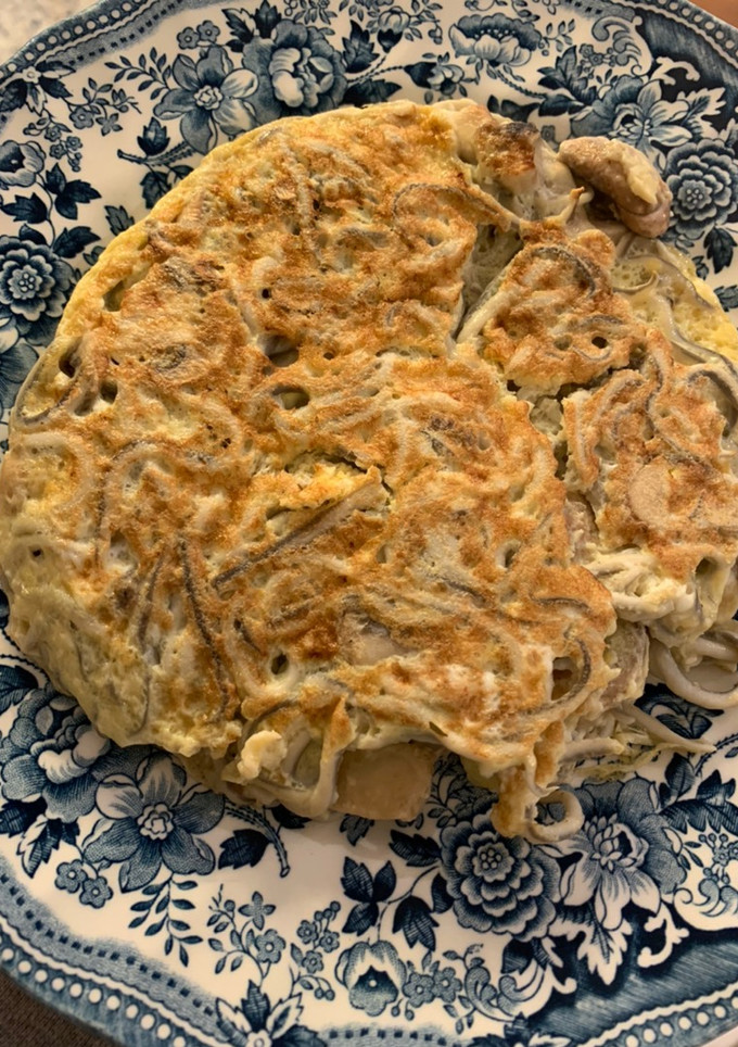 Una foto de Tortilla de gulas y champiñones