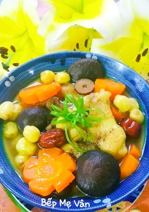Hình của món Canh gà tiềm hạt sen.