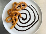 Una foto de churros con leche