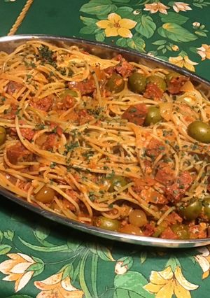Une photo de Spaghettis tricolores mozzarella di buffala,basilic et sauce tomate chorizo olives