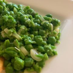 A picture of Crushed peas, with mint, garlic and shallots.