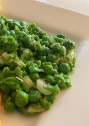 A picture of Crushed peas, with mint, garlic and shallots.