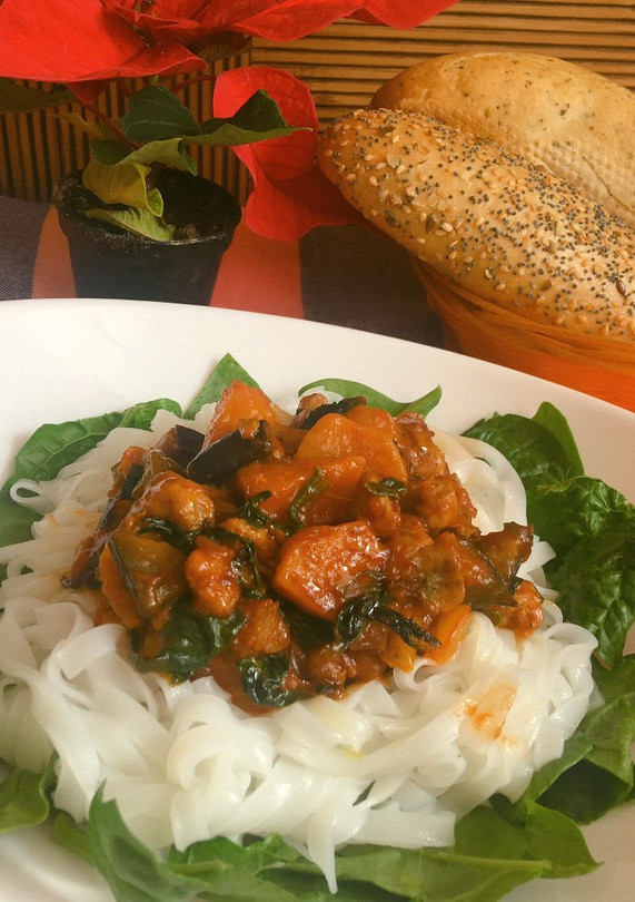 Una foto de Tallarín de arroz con Soja y pisto de calabaza, berenjena y espinaca