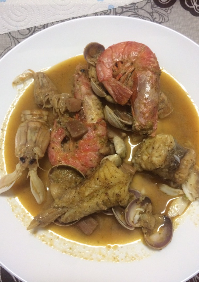 Una foto de Zarzuela de pescado y marisco