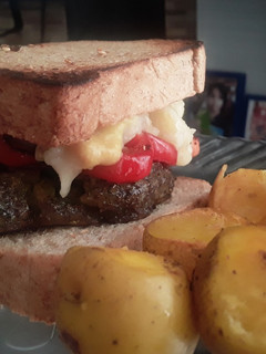 Una foto de Bocadillo de brócoli y queso de papa!!!🤔🤨😐🥪🥦🌶🥔🥕🍞🧀🍟🥪