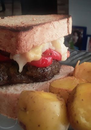 Una foto de Bocadillo de brócoli y queso de papa!!!🤔🤨😐🥪🥦🌶🥔🥕🍞🧀🍟🥪