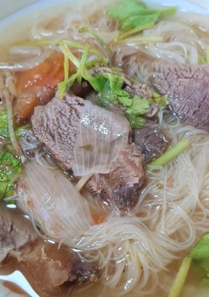 รูปของ เส้นหมี่น้ำเนื้อน่องลาย