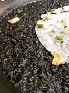 Una foto de Arroz negro v2 con carpaccio de gambas