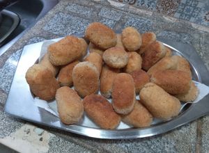 Una foto de Croquetas de Arroz con Salsa Blanca