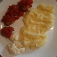 Chiftele de pui la cuptor cu piure de cartofi și sos de roșii