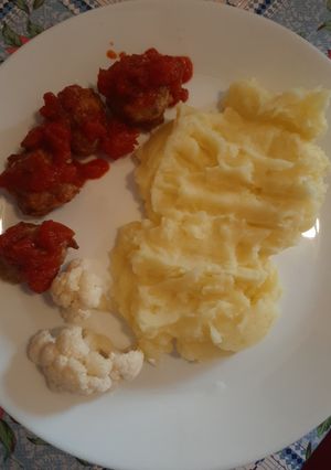 O poză a rețetei Chiftele de pui la cuptor cu piure de cartofi și sos de roșii.