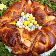 A picture of Italian Easter brioche with encased eggs.