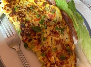 Una foto de Omelette con jamón y queso mozzarella, rápido y fácil🥣