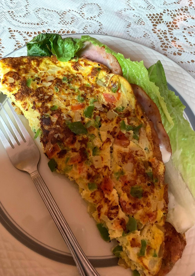 Una foto de Omelette con jamón y queso mozzarella, rápido y fácil🥣