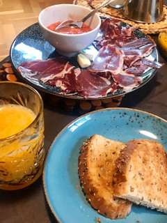 Una foto de Desayuno mediterráneo: pa amb tumaquet