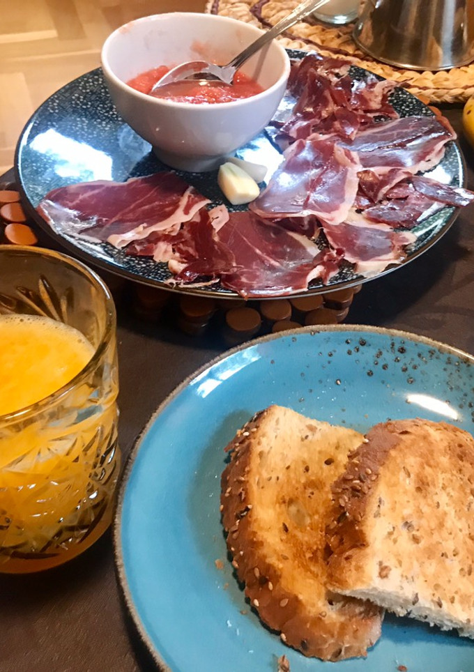 Una foto de Desayuno mediterráneo: pa amb tumaquet