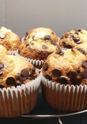Foto principal de Magdalenas de flan con pepitas de chocolate súper esponjosas