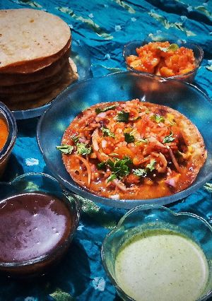 દાળ પકવાન (Dal Pakwan Recipe In Gujarati) રેસીપી મુખ્ય ફોટો
