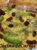 Tortilla abierta de aguacate y pasas de corinto