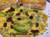 Tortilla abierta de aguacate y pasas de corinto