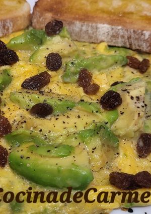 Una foto de Tortilla abierta de aguacate y pasas de corinto
