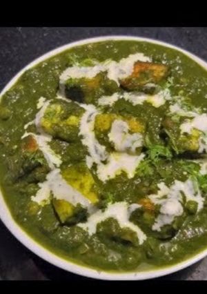 A picture of Tasty & Delicious PALAK MUTTER PANEER.