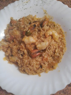 Una foto de Risotto de marisco con salsa de vieiras."con arroz integral"