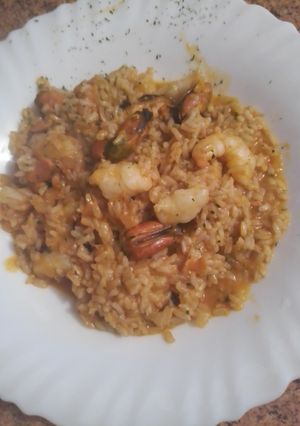 Una foto de Risotto de marisco con salsa de vieiras."con arroz integral"