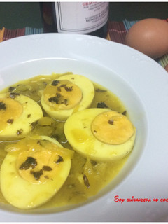 Una foto de Huevos duros en salsa verde