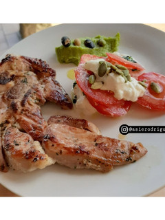 Una foto de Pavo a la plancha y su ensalada exótica 🍖🥗🥑