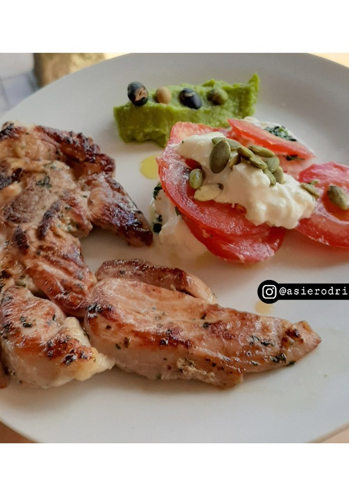 Una foto de Pavo a la plancha y su ensalada exótica 🍖🥗🥑