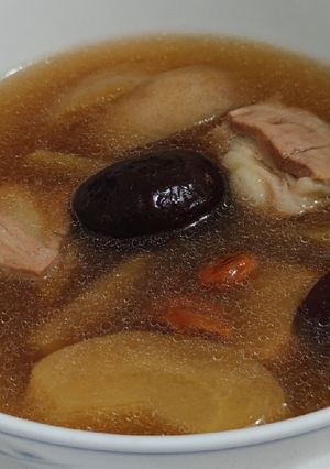 A picture of Apple pork ribs soup.