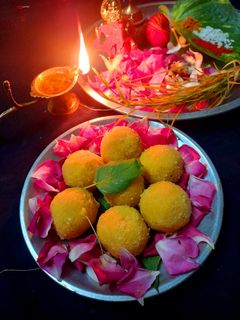 बेसन के लड्डू (besan ke ladoo recipe in Hindi) रेसिपी मुख्य फोटो