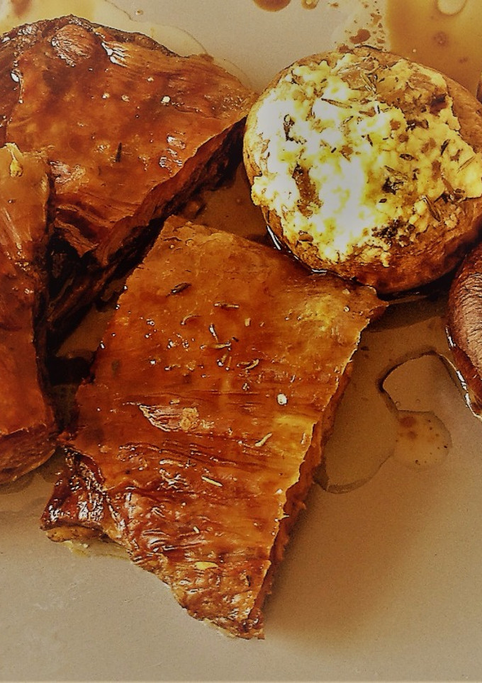 Una foto de Entraña con portobello relleno de requesón