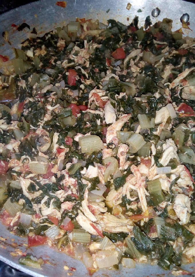 Una foto de Acelgas entomatadas con pollo