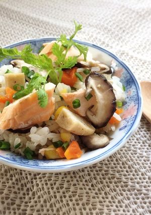 Hình của món Takikomi Gohan (Cơm cá rau củ kiểu Nhật).