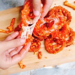 A picture of Cheesy Cheetos onion rings 😋😋.