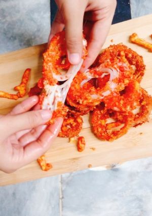 A picture of Cheesy Cheetos onion rings 😋😋.