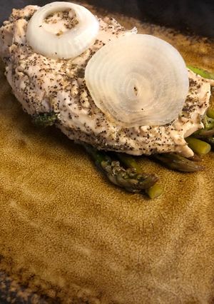 Una foto de Pechuga al limón con espárragos