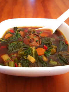 Una foto de Sopa de hortalizas con miso, jengibre y col kale - veggie