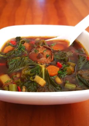 Una foto de Sopa de hortalizas con miso, jengibre y col kale - veggie