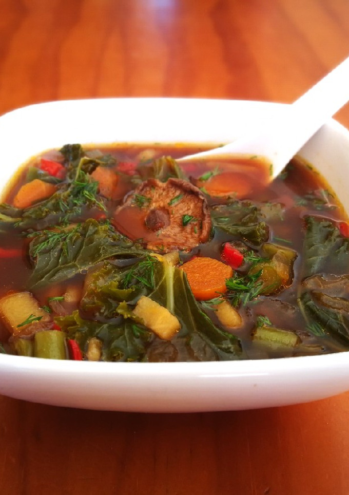 Una foto de Sopa de hortalizas con miso, jengibre y col kale - veggie