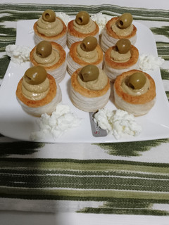 Una foto de Volovanes rellenos de Mejillones en escabeche