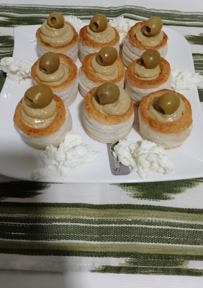 Una foto de Volovanes rellenos de Mejillones en escabeche
