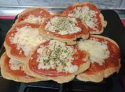 Una foto de pizzetas con royal
