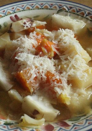 Una foto de Sopa de vegetales con caldo tramposo